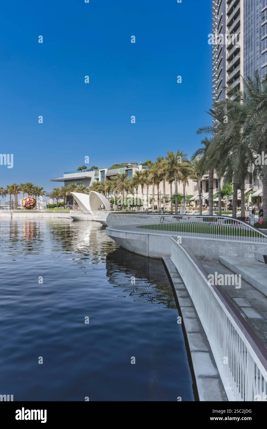 Brandneuer Dubai Creek Harbour. Eine kurze Fahrt mit der Fähre über den Bach mit modernen Wolkenkratzern und Yachthafen für luxuriöses Wohnen und Unterhaltung. Stockfoto