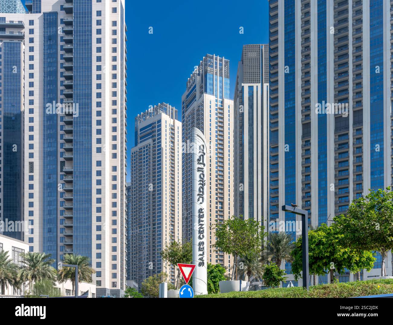 Brandneuer Hafen und Marina von Dubai Creek. Eine Fahrt mit der Fähre über den Bach mit modernen Wolkenkratzern und Yachthafen für luxuriöses Wohnen und Unterhaltung. Stockfoto