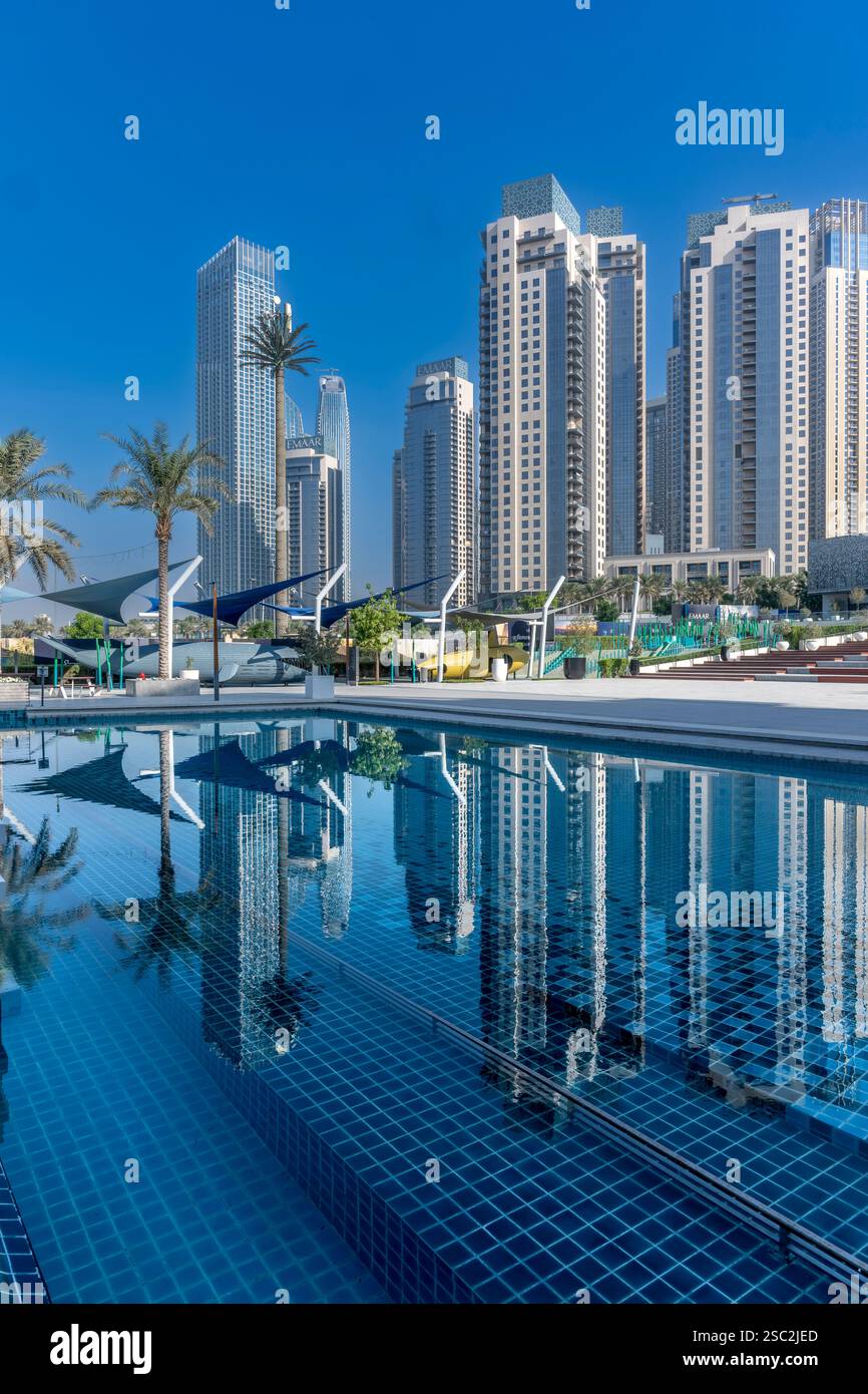 Brandneuer Dubai Creek Harbour. Eine kurze Fahrt mit der Fähre über den Bach mit modernen Wolkenkratzern und Yachthafen für luxuriöses Wohnen und Unterhaltung. Stockfoto