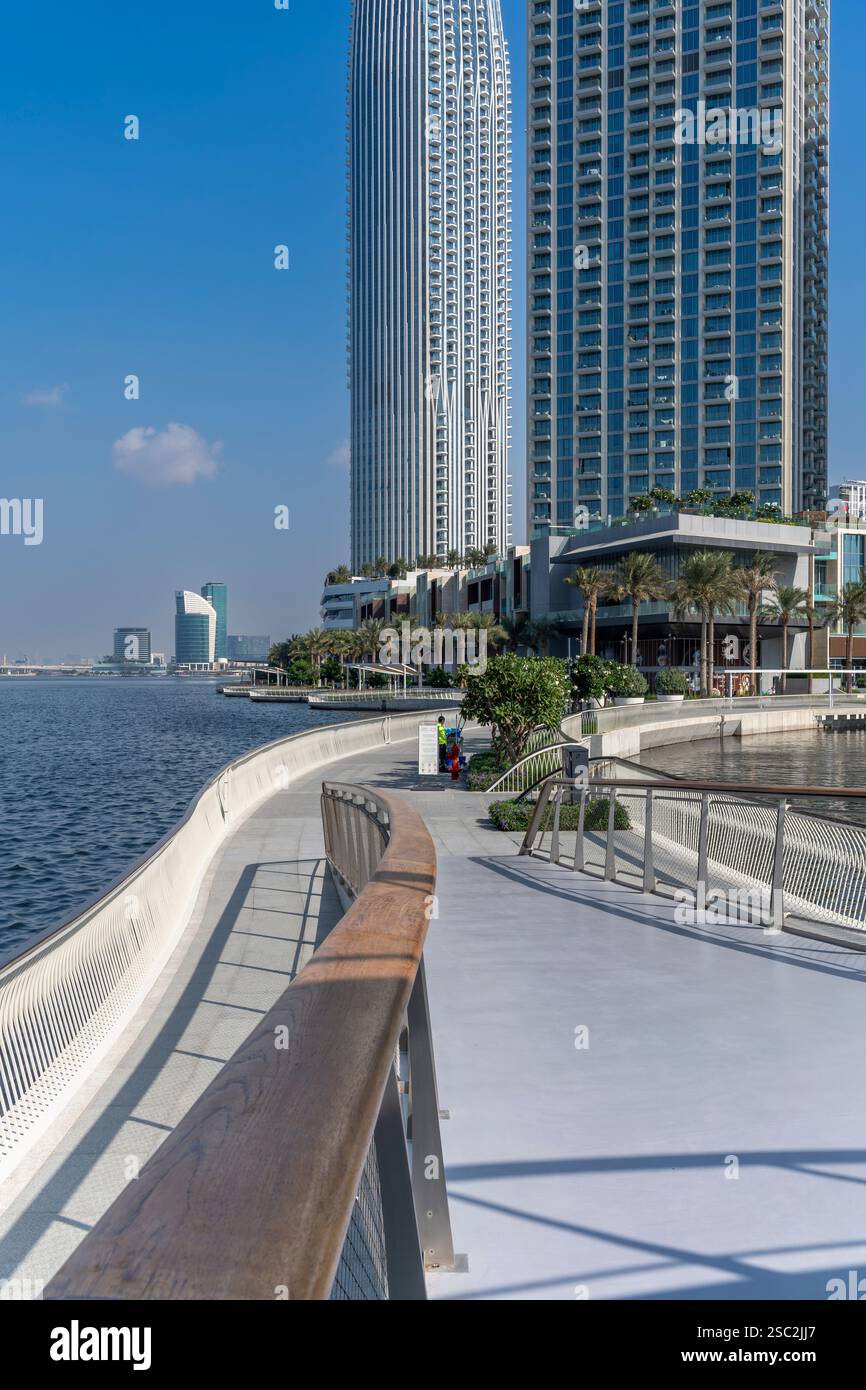 Brandneuer Dubai Creek Harbour. Eine kurze Fahrt mit der Fähre über den Bach mit modernen Wolkenkratzern und Yachthafen für luxuriöses Wohnen und Unterhaltung. Stockfoto