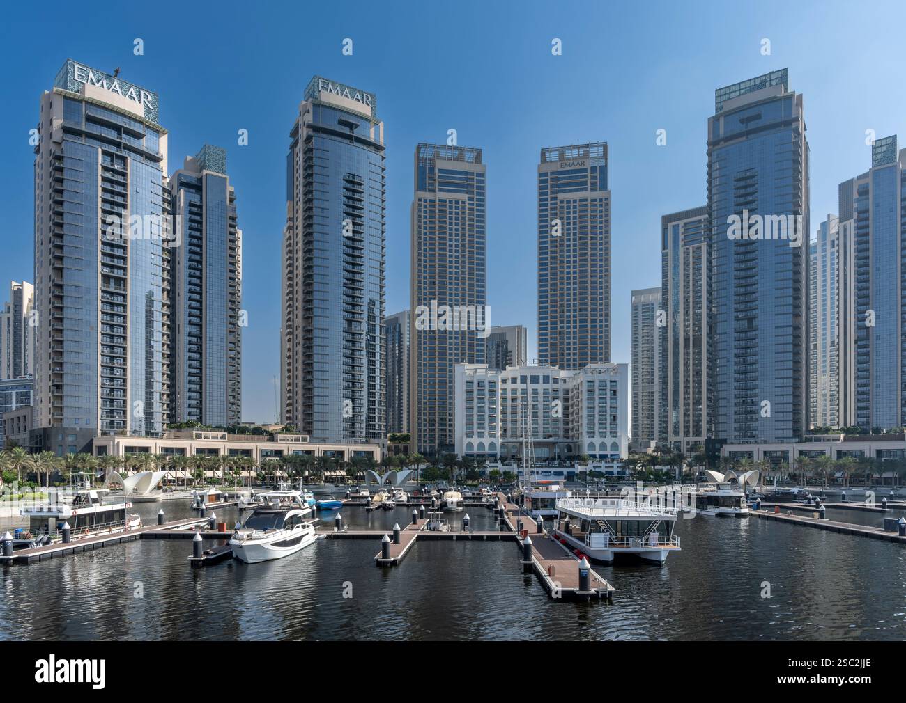 Brandneuer Hafen und Marina von Dubai Creek. Eine Fahrt mit der Fähre über den Bach mit modernen Wolkenkratzern und Yachthafen für luxuriöses Wohnen und Unterhaltung. Stockfoto