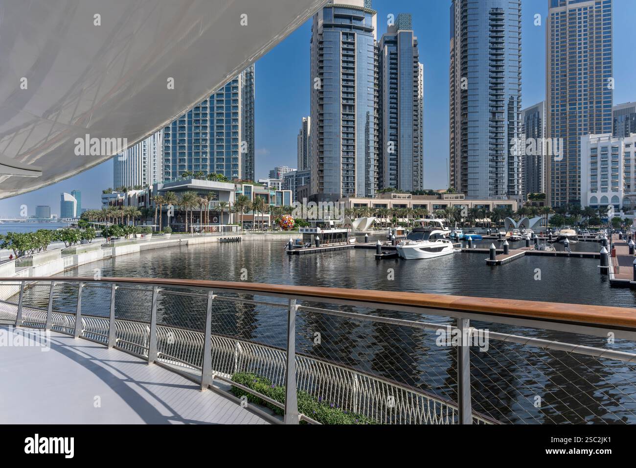 Brandneuer Hafen und Marina von Dubai Creek. Eine Fahrt mit der Fähre über den Bach mit modernen Wolkenkratzern und Yachthafen für luxuriöses Wohnen und Unterhaltung. Stockfoto