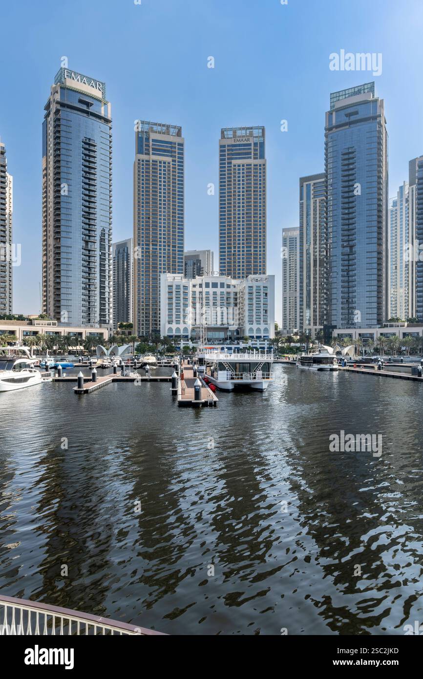 Brandneuer Hafen und Marina von Dubai Creek. Eine Fahrt mit der Fähre über den Bach mit modernen Wolkenkratzern und Yachthafen für luxuriöses Wohnen und Unterhaltung. Stockfoto