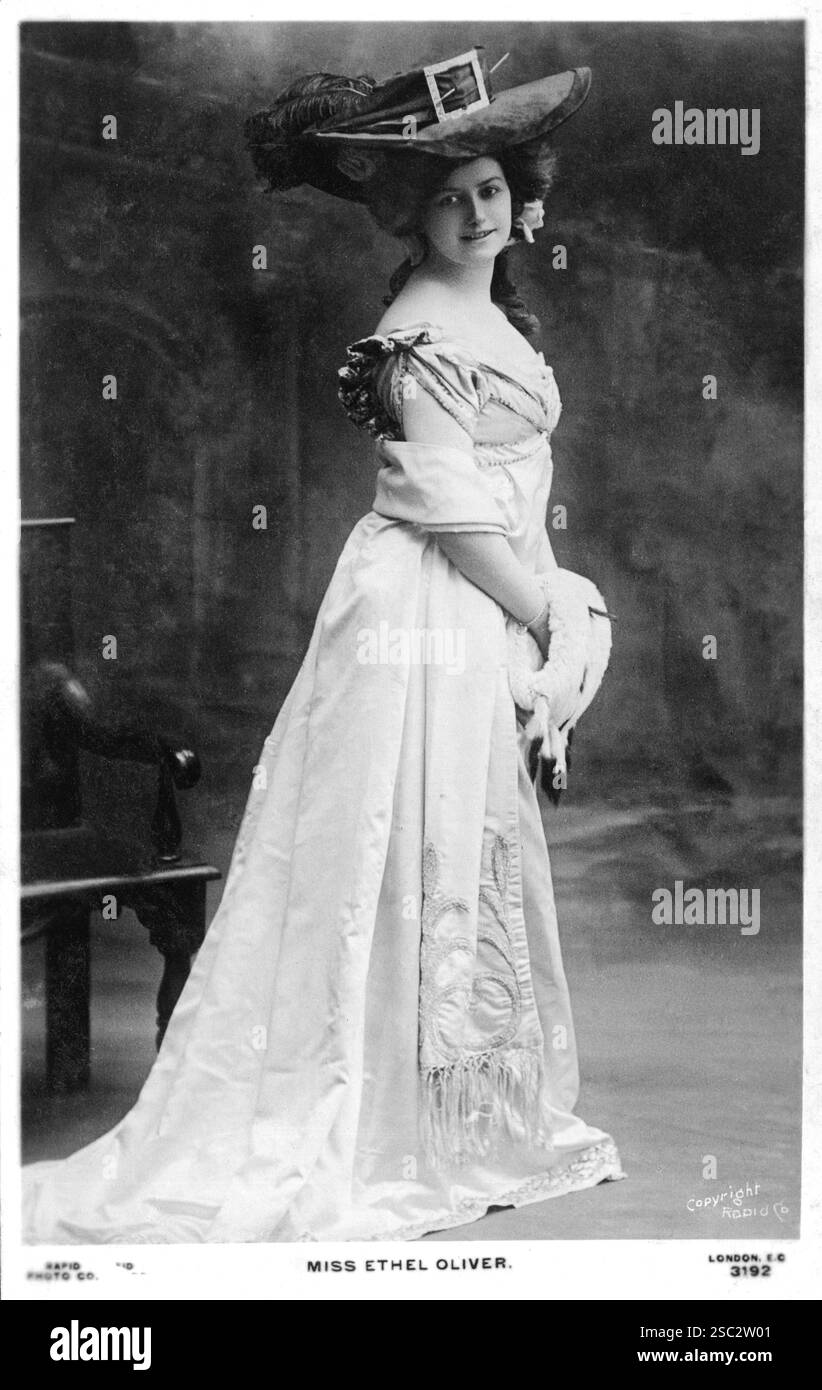 England. Ca. 1910. Eine antike echte Fotopostkarte, die die britische Schauspielerin Miss Ethel Oliver (1892–1946) zeigt. Stockfoto