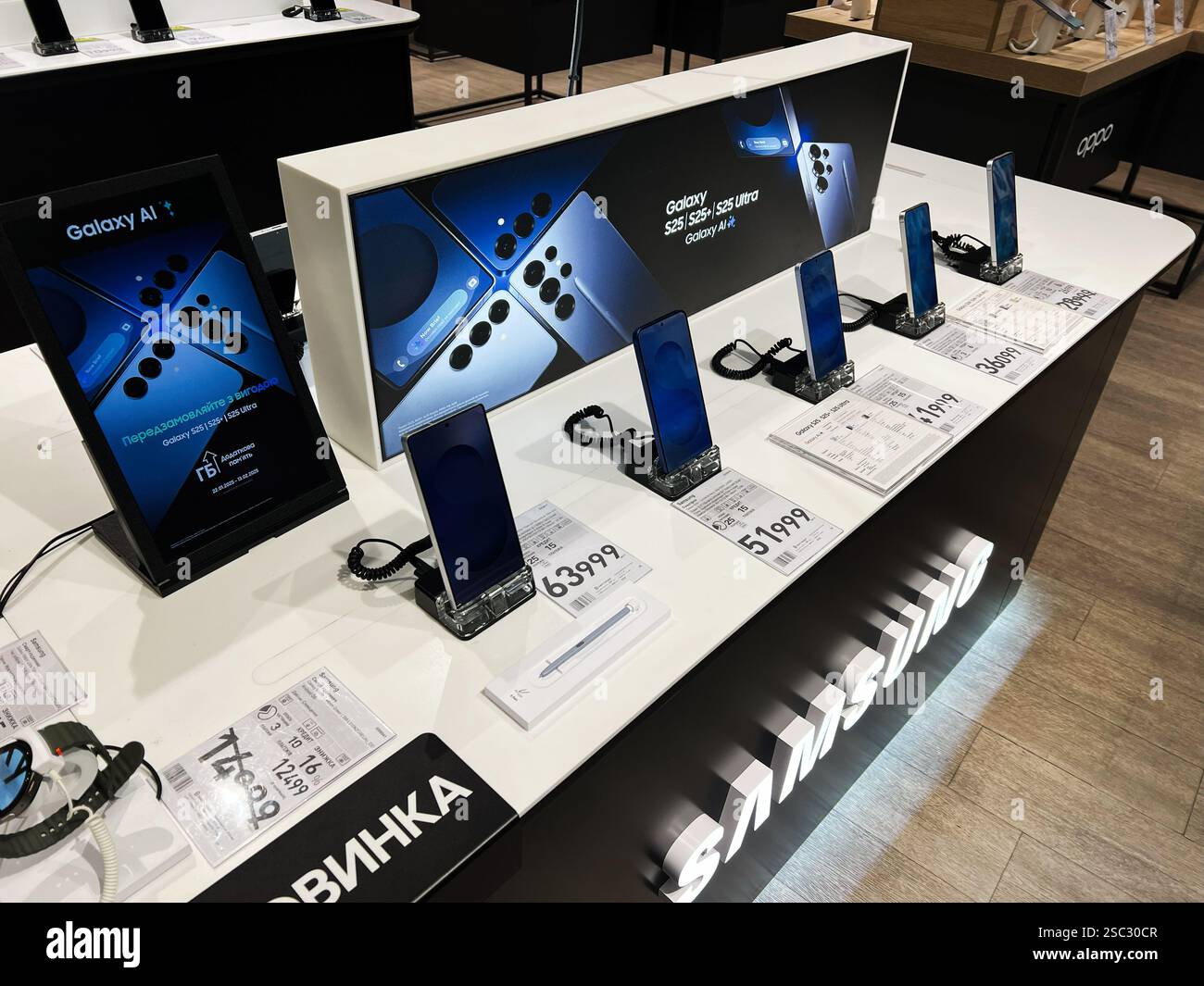 Kiew, Ukraine - 04. Februar 2025: Smartphones und Samsung-Geräte werden in einem modernen Technologieshop vorgestellt und zeigen Kunden Optionen Stockfoto
