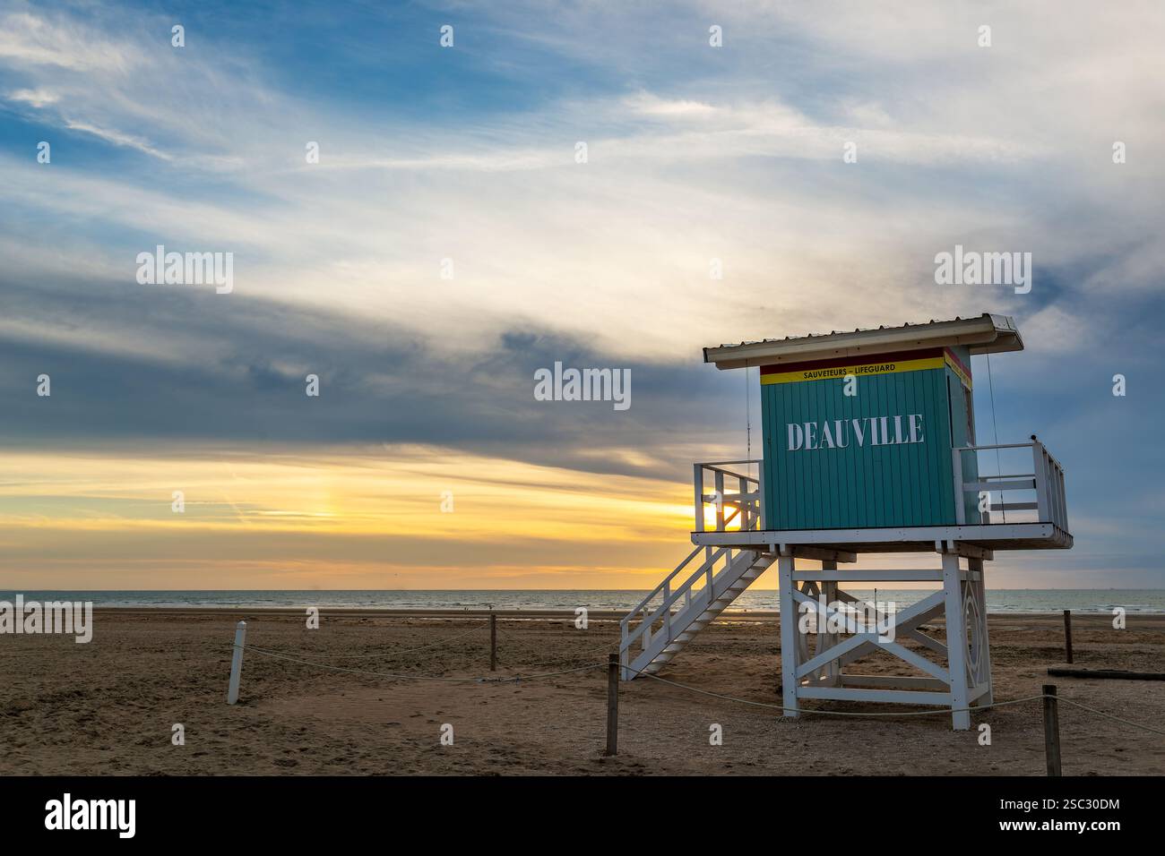 Retro-Rettungsschwimmer-Stationsturm am Strand von Deauville bei Sonnenuntergang in der Normandie, Frankreich Stockfoto