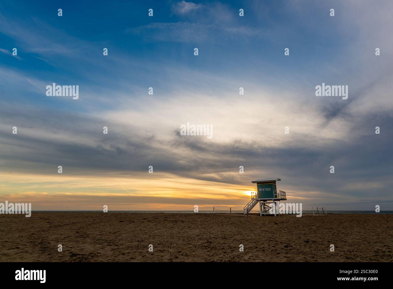 Strand von Deauville bei Sonnenuntergang, Retro-Rettungsschwimmer-Stationsturm, in der Normandie, Frankreich Stockfoto
