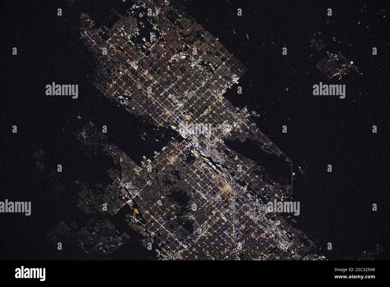 Stadtlichter bei Nacht. Die ISS fliegt im Golf von Kalifornien Stockfoto