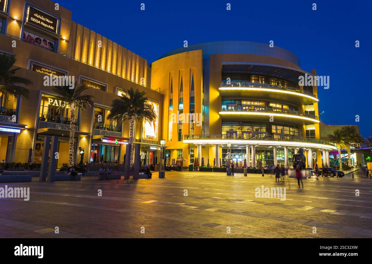 DUBAI, VAE - 13. NOVEMBER: Weltweit größtes Einkaufszentrum basierend auf der Gesamtfläche und sechstgrößte nach Bruttomietfläche, 13. November 2013 in Dubai, VAE Stockfoto