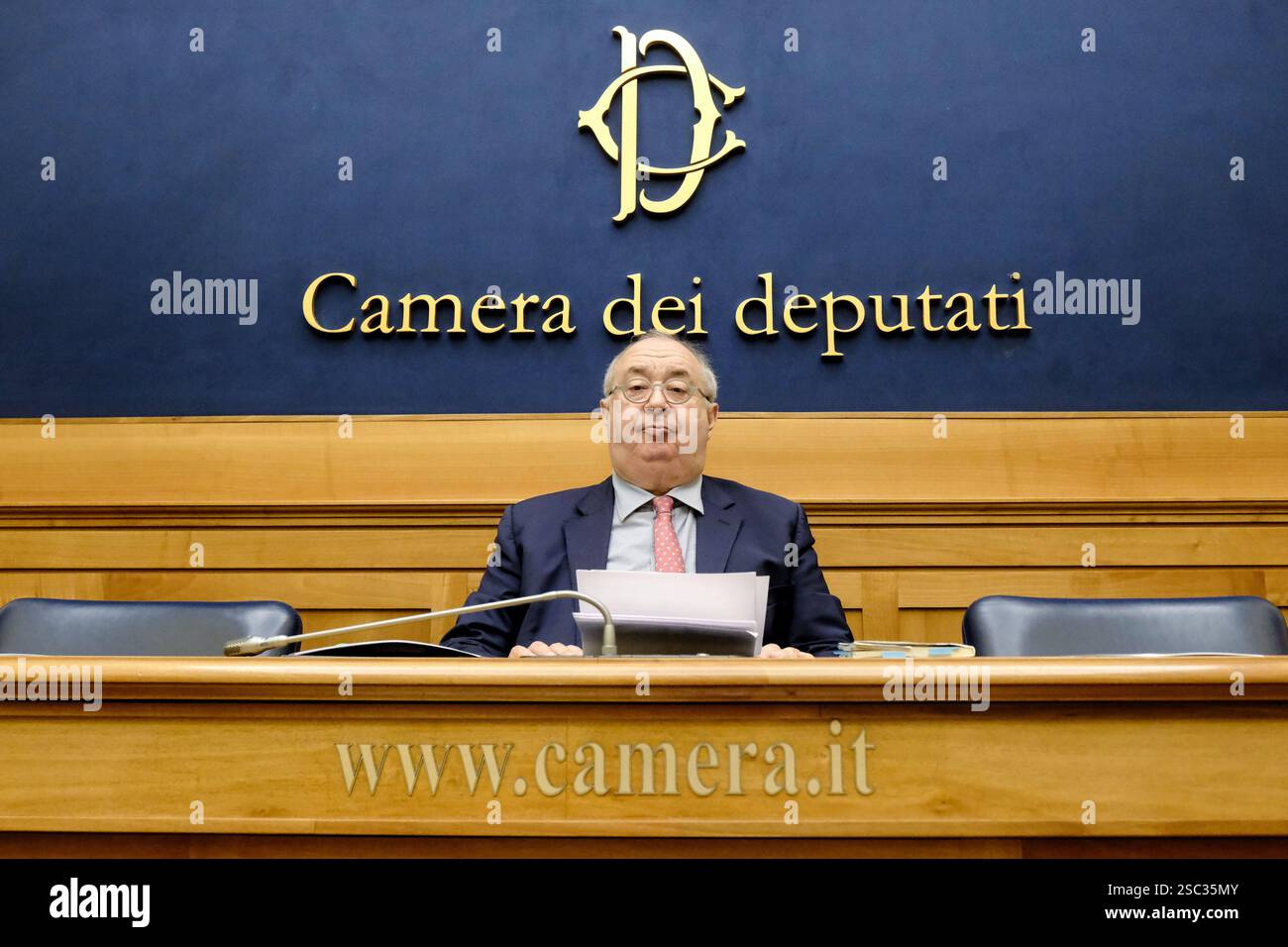 IL presidente della Fondazione Einaudi Giuseppe Benedetto, in occasione della präsentazione da parte della fondazione Luigi Einaudi del disegno di legge per la riforma dell'articolo 68 della Costituzione sul tema dell'immunità parlamentare. Camera dei Deputati a Roma, Mercoledì 05. Februar 2025 (Foto Mauro Scrobogna/LaPresse) Präsident der Einaudi-Stiftung Giovanni Benedetto anlässlich der Präsentation des Entwurfs zur Reform des Artikels 68 der Verfassung zum Thema parlamentarische Immunität durch die Luigi Einaudi Stiftung. Abgeordnetenkammer in Stockfoto