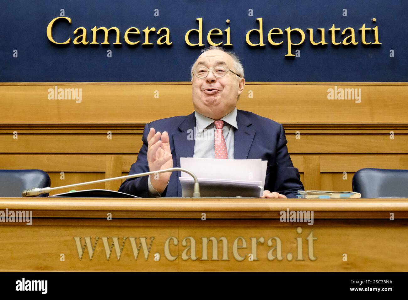 IL presidente della Fondazione Einaudi Giuseppe Benedetto, in occasione della präsentazione da parte della fondazione Luigi Einaudi del disegno di legge per la riforma dell'articolo 68 della Costituzione sul tema dell'immunità parlamentare. Camera dei Deputati a Roma, Mercoledì 05. Februar 2025 (Foto Mauro Scrobogna/LaPresse) Präsident der Einaudi-Stiftung Giovanni Benedetto anlässlich der Präsentation des Entwurfs zur Reform des Artikels 68 der Verfassung zum Thema parlamentarische Immunität durch die Luigi Einaudi Stiftung. Abgeordnetenkammer in Stockfoto