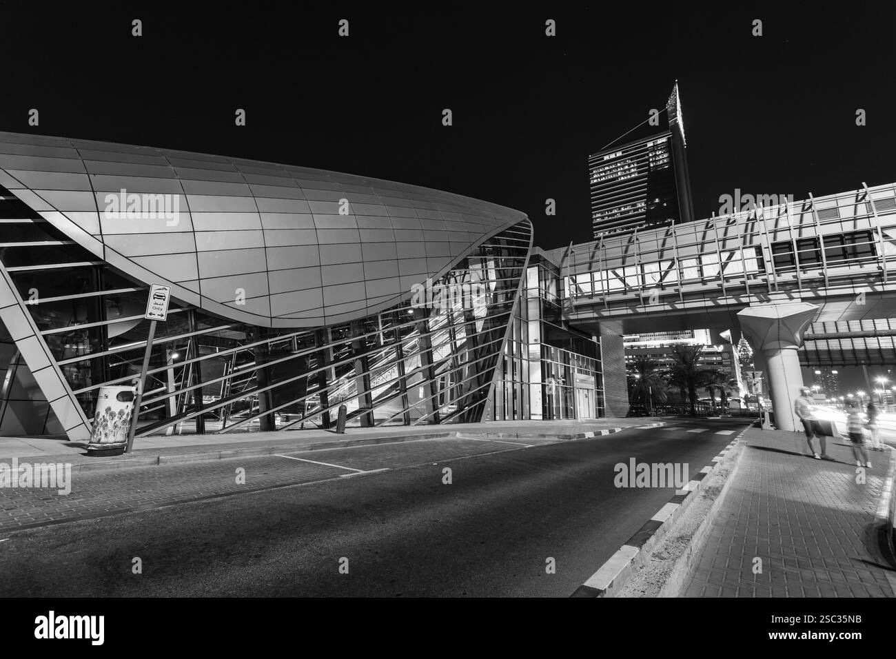 DUBAI, Vereinigte Arabische Emirate - NOVEMBER 11: Dubai Metro als weltweit längste vollautomatische u-Bahn-Netz (75 km) am 11. November 2013, Dubai, Vereinigte Arabische Emirate. Stockfoto