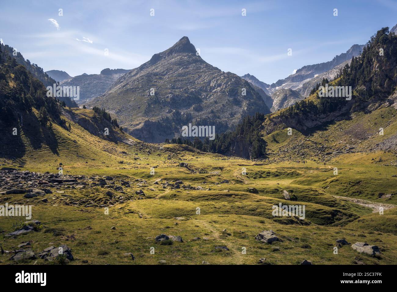 Atemberaubende Aussicht auf zerklüftete Berge und lebendige Täler im Naturpark Posets-Maladeta, spanische Pyrenäen Stockfoto