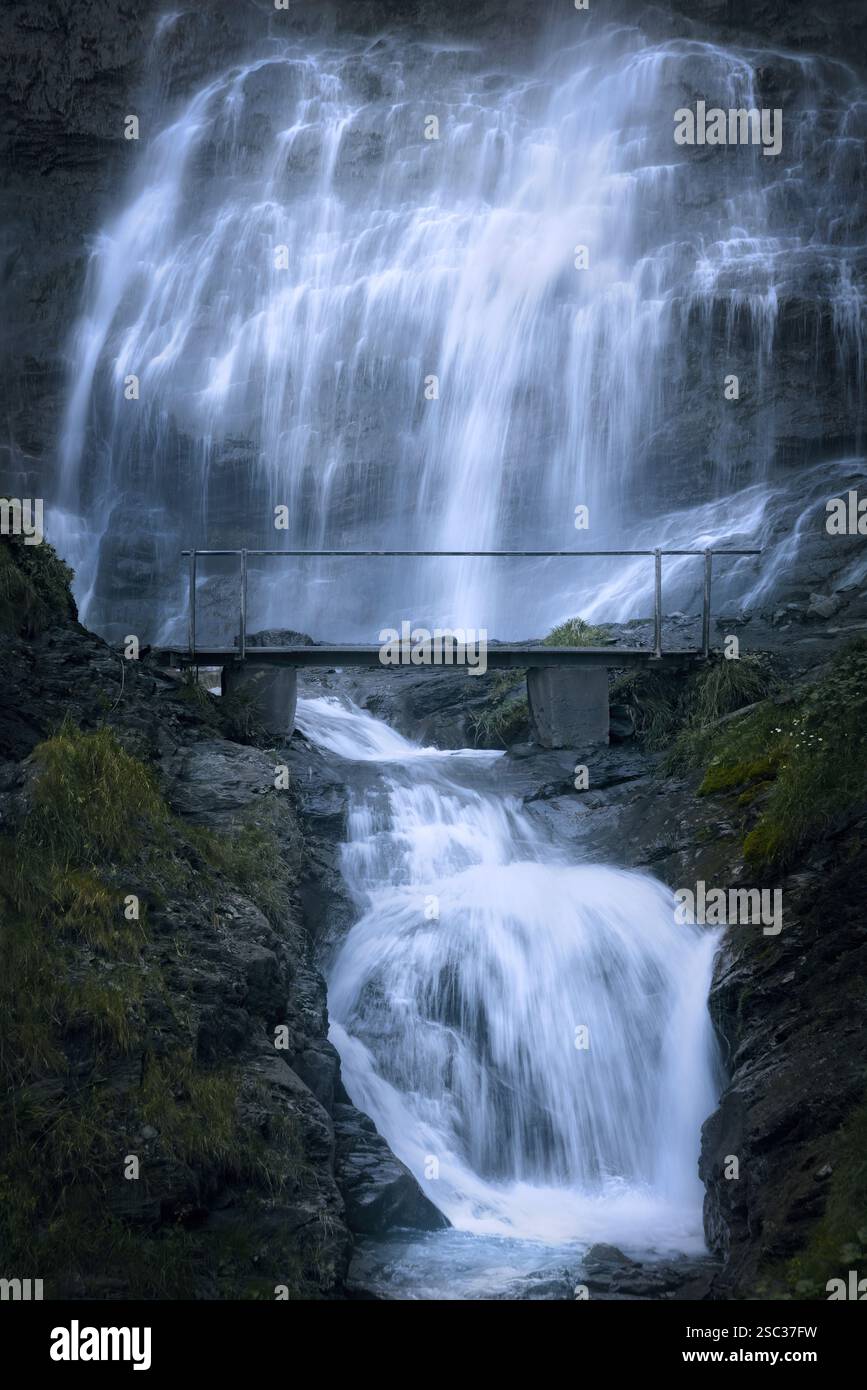 Der Wasserfluss strömt anmutig über raue Klippen und schafft eine atemberaubende Darstellung in Benasques wunderschöner Natur, Spanien Stockfoto