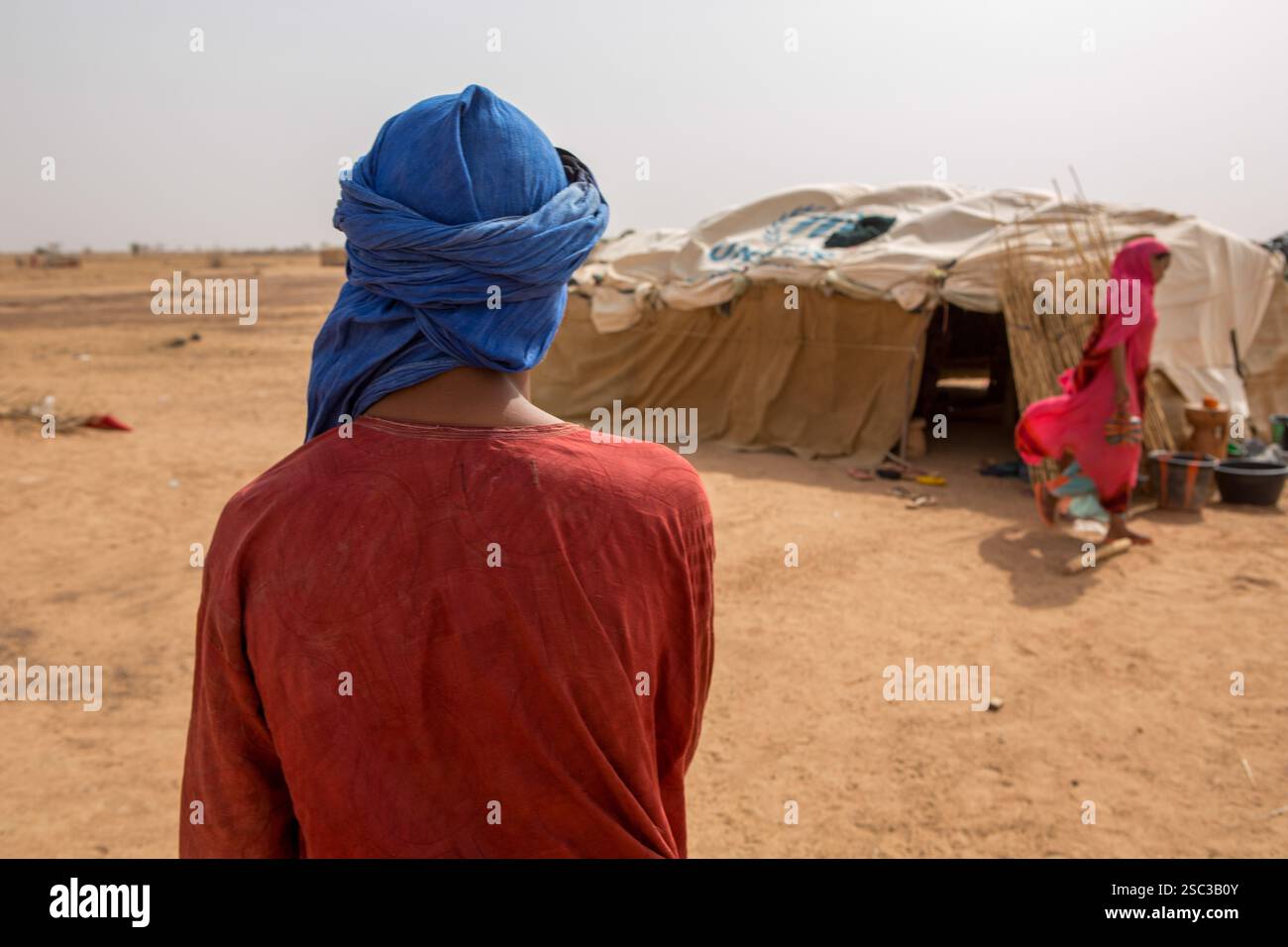 Mentao Camp for malian Refugees, nahe Gibo, nördlich von Burkina Faso Mai 2012: Bedhou Ould Sidi, 15, ist Teil der arabischen Gemeinde des Lagers. Sein Vater wurde bei einem Rebellenangriff im Februar 2012 getötet. Jeden Tag denke ich an meinen Vater. Ich kann ihn nie vergessen. Ich denke an die Zeiten, in denen mein Vater sich um mich kümmerte, als ich jung war, wie er für mich gekocht hat. Ich Weine, wenn ich an ihn denke." Araber leben in einem separaten Teil des Lagers. Allein in Burkina Faso leben die Flüchtlinge, meist Tuaregs, heute mehr als 60.000 und kommen nach dem damals entstandenen politischen Chaos täglich in die Lager Stockfoto