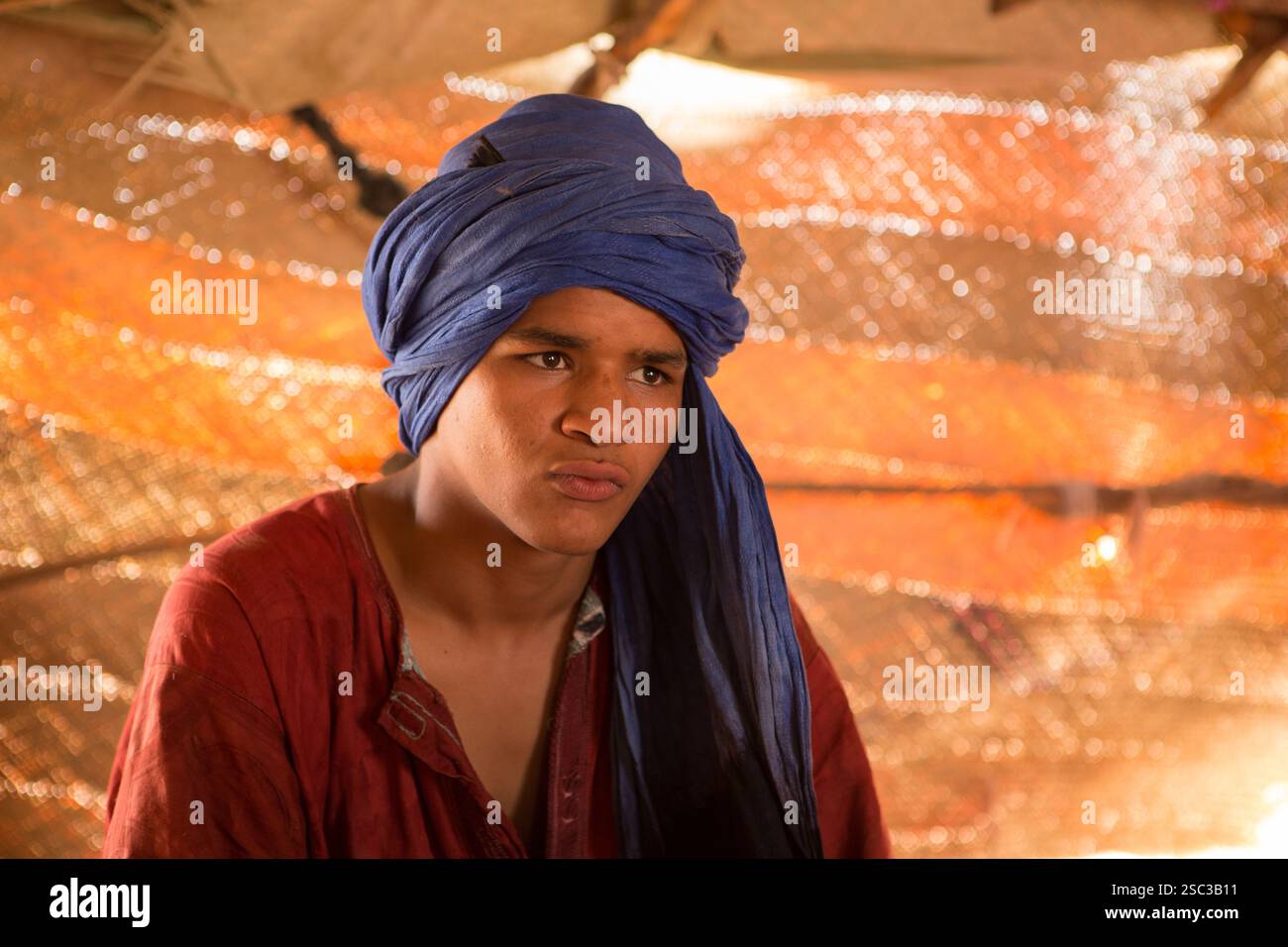 Mentao Camp for malian Refugees, nahe Gibo, nördlich von Burkina Faso Mai 2012: Bedhou Ould Sidi, 15, ist Teil der arabischen Gemeinde des Lagers. Sein Vater wurde bei einem Rebellenangriff im Februar 2012 getötet. Jeden Tag denke ich an meinen Vater. Ich kann ihn nie vergessen. Ich denke an die Zeiten, in denen mein Vater sich um mich kümmerte, als ich jung war, wie er für mich gekocht hat. Ich Weine, wenn ich an ihn denke." Araber leben in einem separaten Teil des Lagers. Allein in Burkina Faso leben die Flüchtlinge, meist Tuaregs, heute mehr als 60.000 und kommen nach dem damals entstandenen politischen Chaos täglich in die Lager Stockfoto