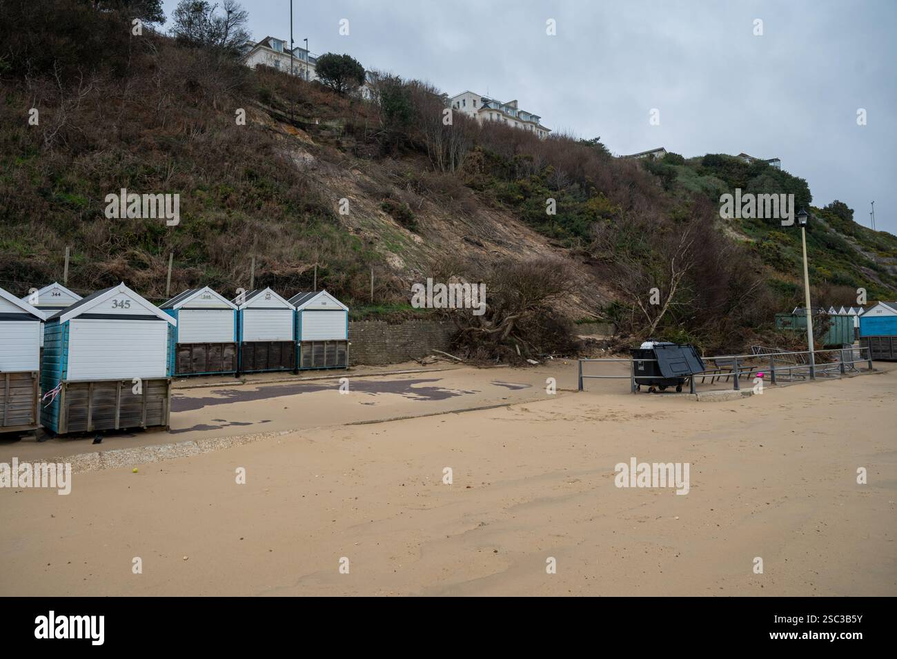 Erdrutsch in der Nähe der Strandhütten an der Bournemouth Front Stockfoto