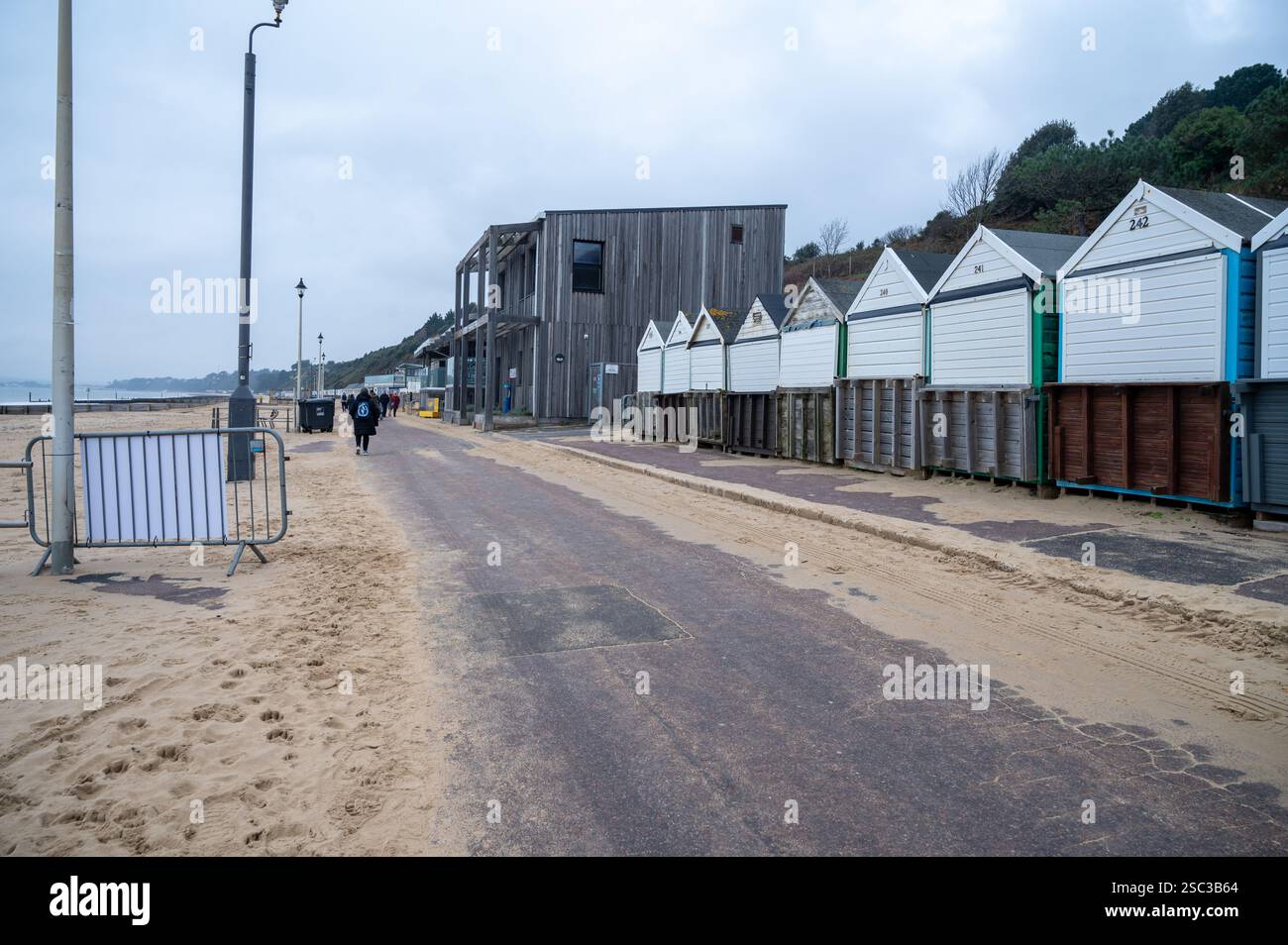 Strandhütten direkt vor Bournemouth Stockfoto