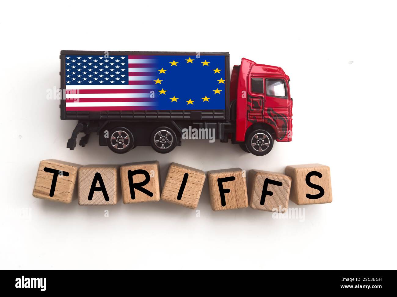 Versandcontainer hängen mit Kanada-Flagge vor Wolkenhintergrund Stockfoto