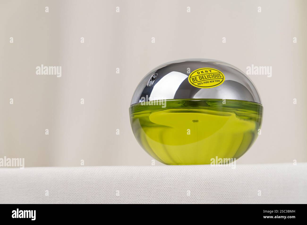Straßburg, Frankreich - Januar 2025 : DKNY Be Delicious Green Apfel Parfüm, Y2K weibliches Luxus Parfüm. Produktfoto Stockfoto