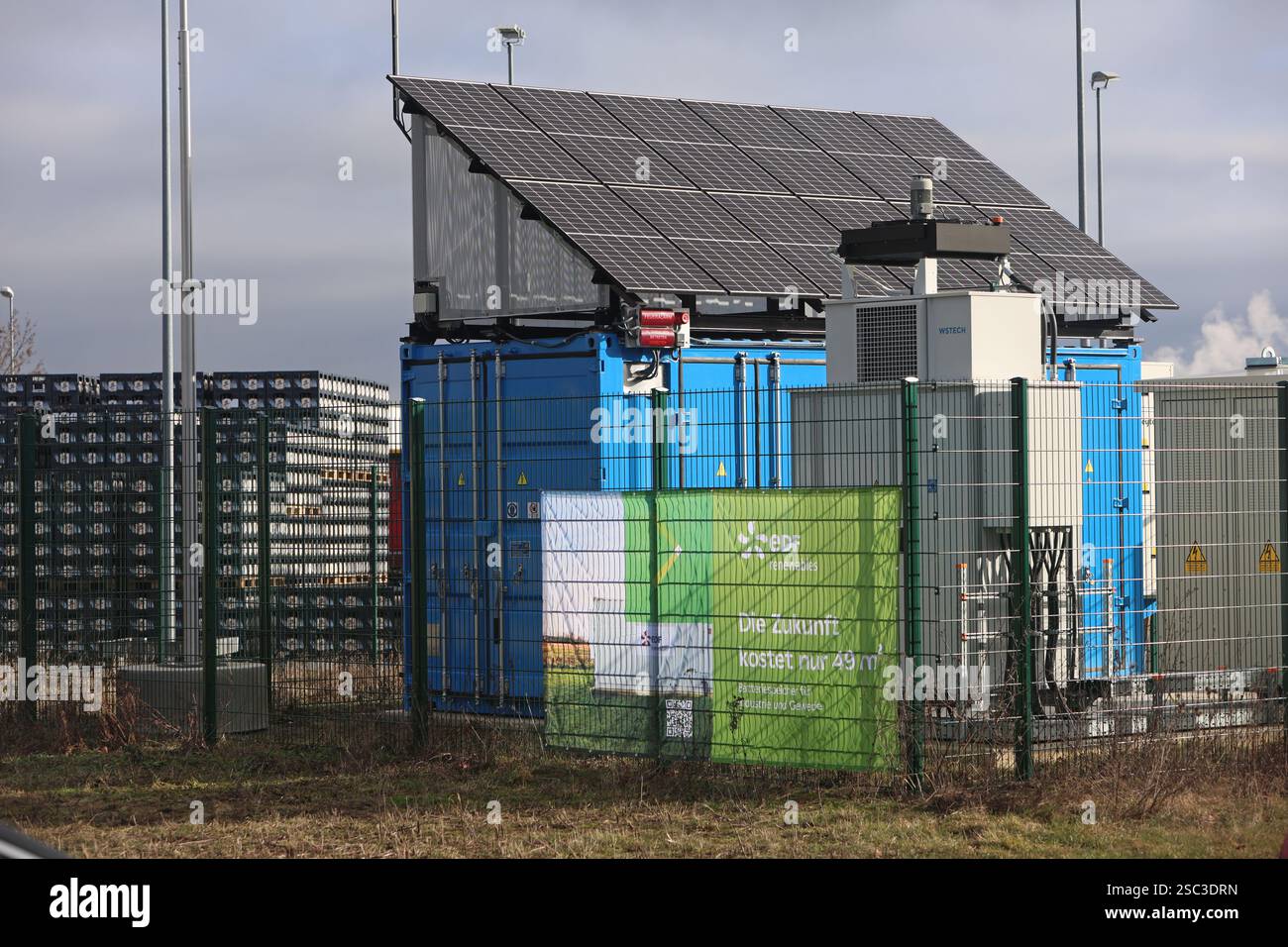 Wernigerode, Deutschland. Februar 2025. Ansicht eines Batteriespeichers der EDF Renewables Deutschland GmbH vor dem Standort Wernigerode der Hasseröder Brauerei GmbH. Das 2024 installierte Batteriespeichersystem wird in Zusammenarbeit mit der Hasseröder Brauerei GmbH betrieben. Quelle: Matthias Bein/dpa/Alamy Live News Stockfoto