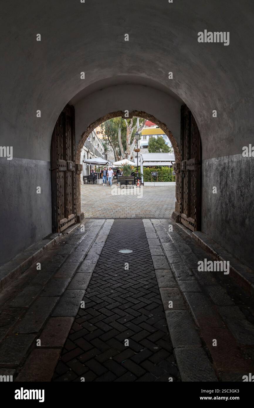 Eintritt in den Grand Casemates Square, den größeren der beiden Hauptplätze im Stadtzentrum von Gibraltar. Stockfoto