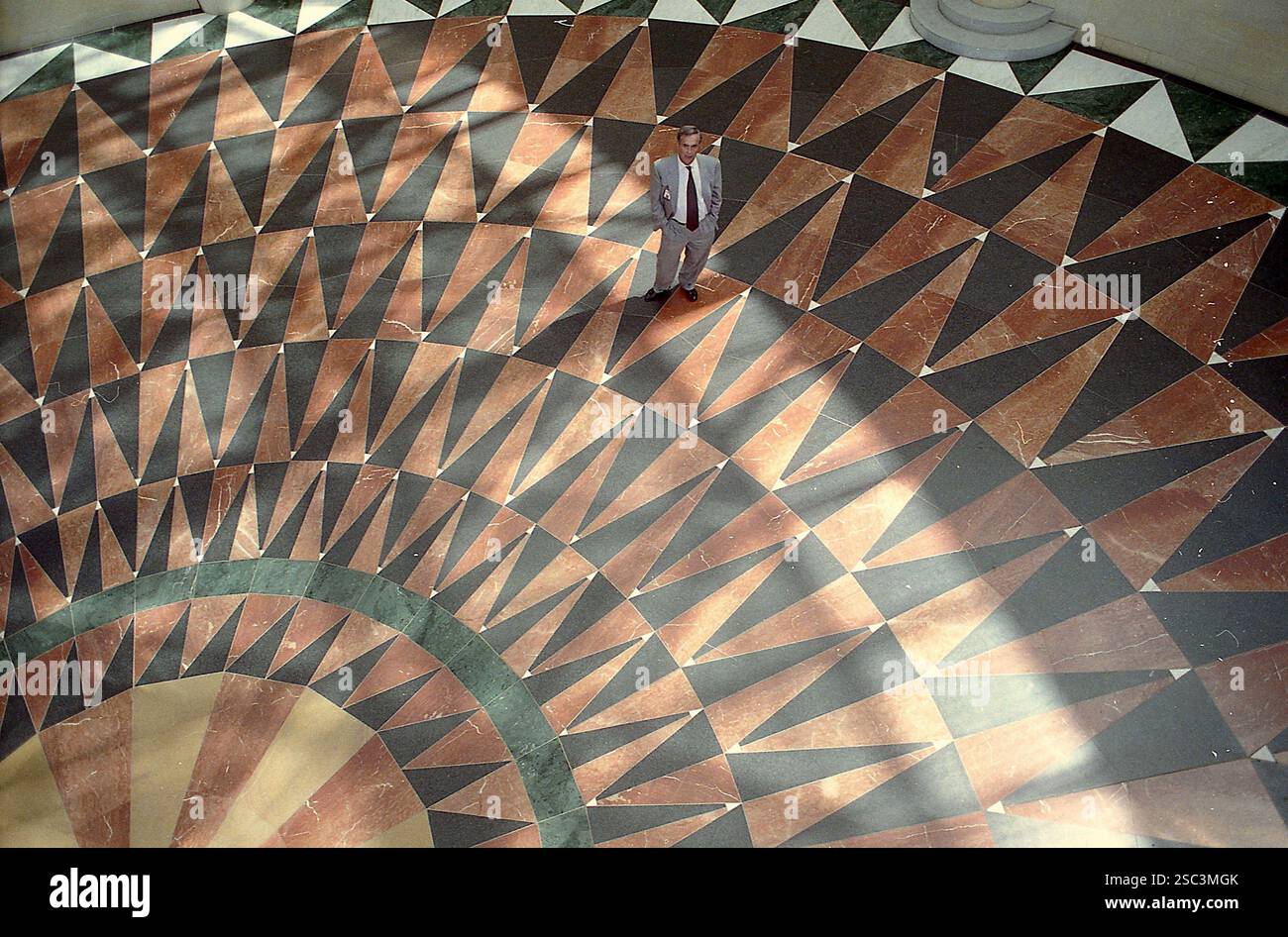 Los Angeles, CA, USA, ca. 1994. Mann posiert in der Union Station in Downtown L.A. Stockfoto