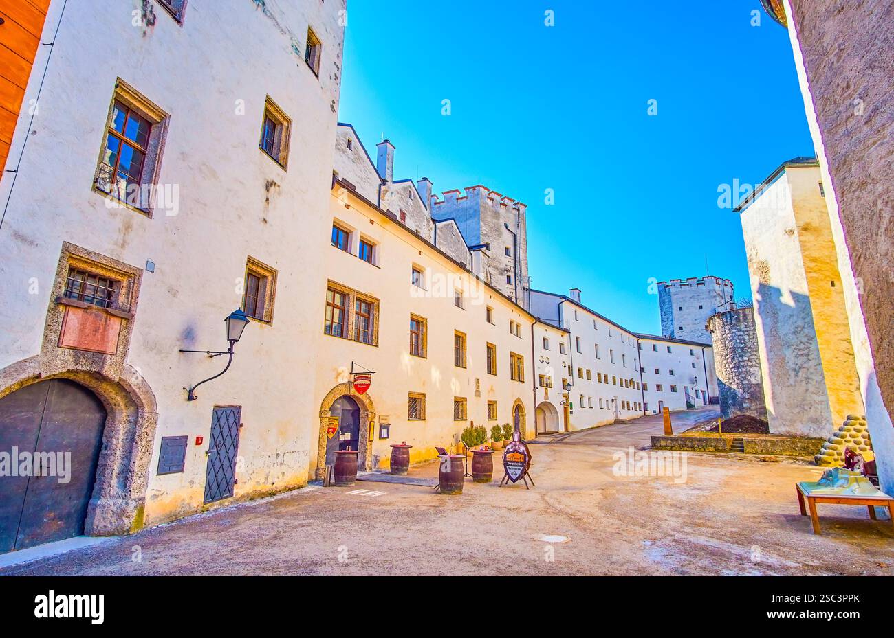 SALZBURG, Österreich - Februar 27, 2019: Die mittelalterliche Bauten, dem ehemaligen Zeughaus, Speisesäle und anderen Gebäuden, die heutzutage als die Restaurants serviert Stockfoto