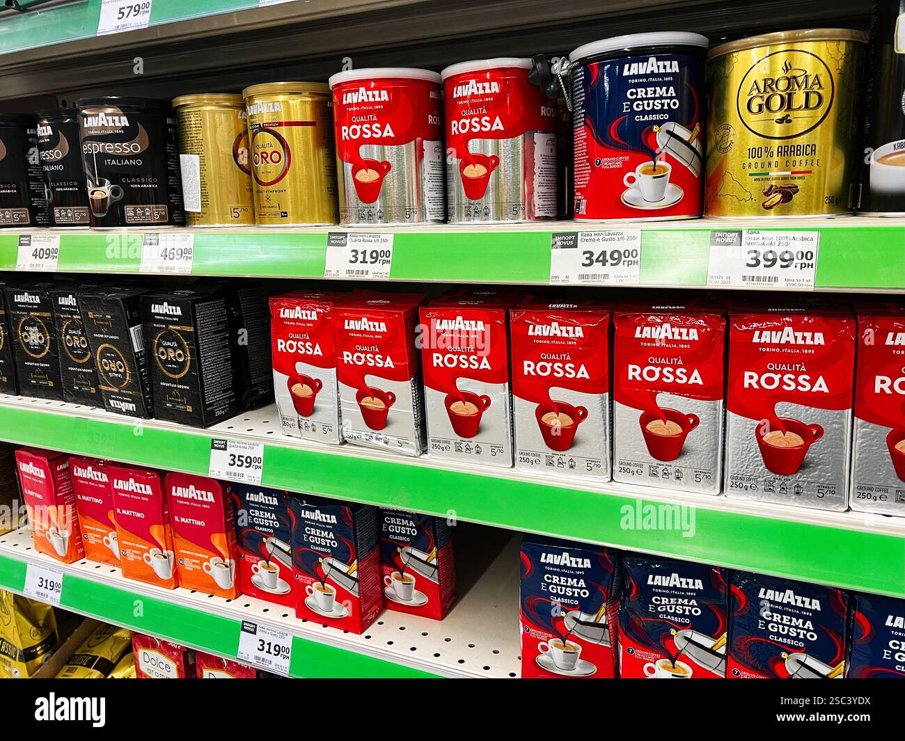 Kiew, Ukraine - 4. Februar 2025: Kaffeepackungen und Dosen in Regalen in einem Supermarktgang. Stockfoto