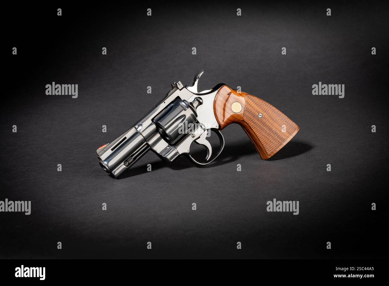 Studio-Aufnahme einer Colt Python 3 Revolver Pistole auf schwarzem Hintergrund mit markantem Schatten dramatischem Licht Stockfoto