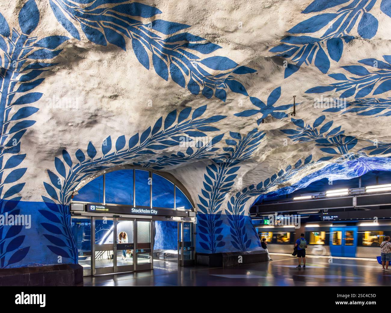 Bahnsteig in der U-Bahnstation T-Centralen in Stockholm, Schweden, dekoriert von per Olof Ultvedt mit blauen Creepern auf den weißen Gewölben. Stockfoto