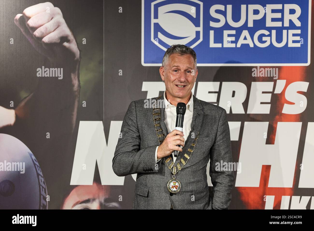 Adam Hills MBE, 33. Präsident der Rugby Football League während des Saisonstarts der Betfred Super League 2025 bei Co-op Live, Manchester, Großbritannien, 5. Februar 2025 (Foto: Mark Cosgrove/News Images) Stockfoto
