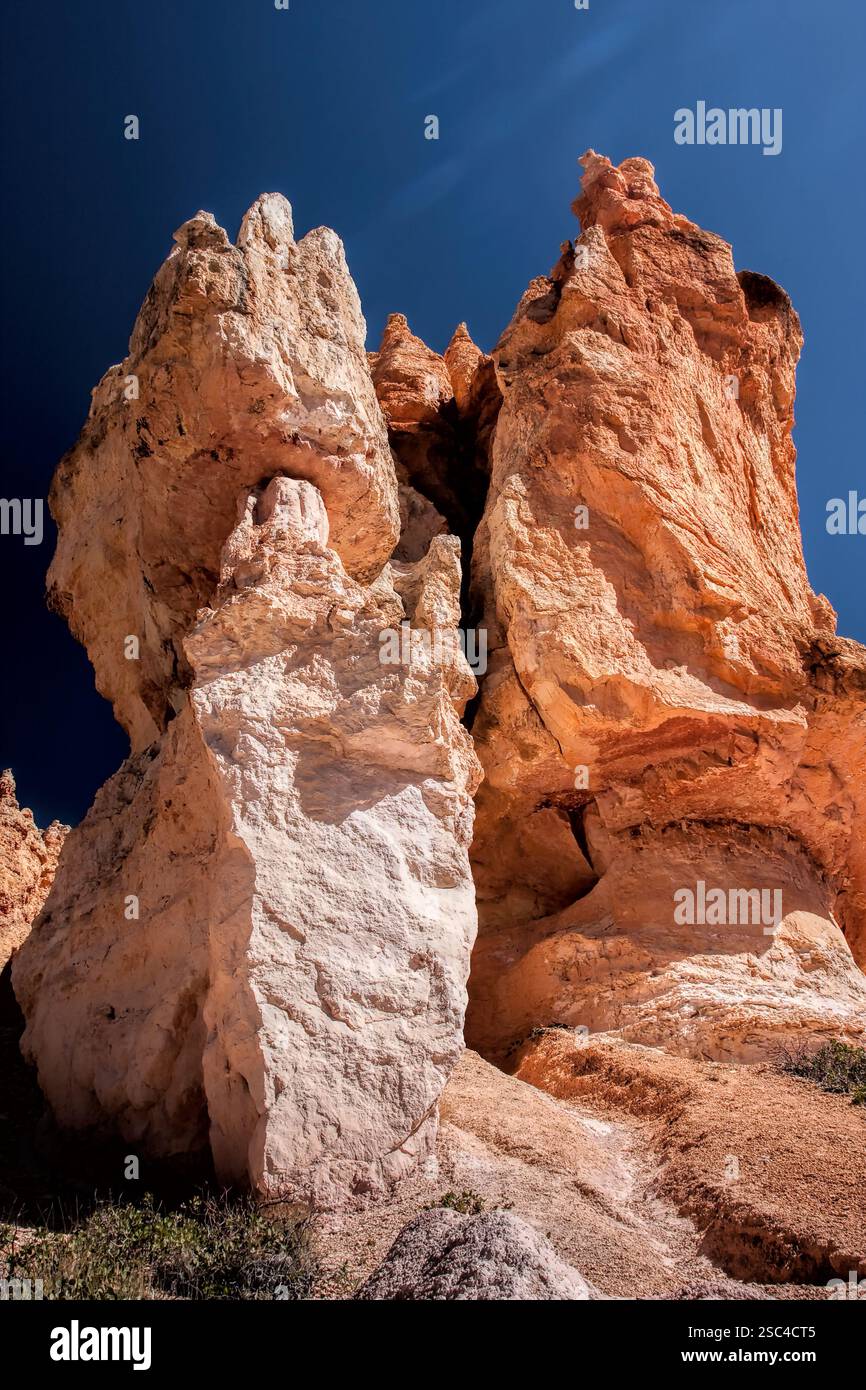 Eine große Gesteinsformation mit weißer Basis. Der Felsen ist sehr hoch und hat eine große Textur Stockfoto