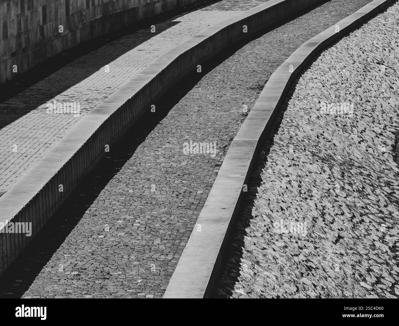 Urban Riverbed: Betonschichten und Sandboden Stockfoto