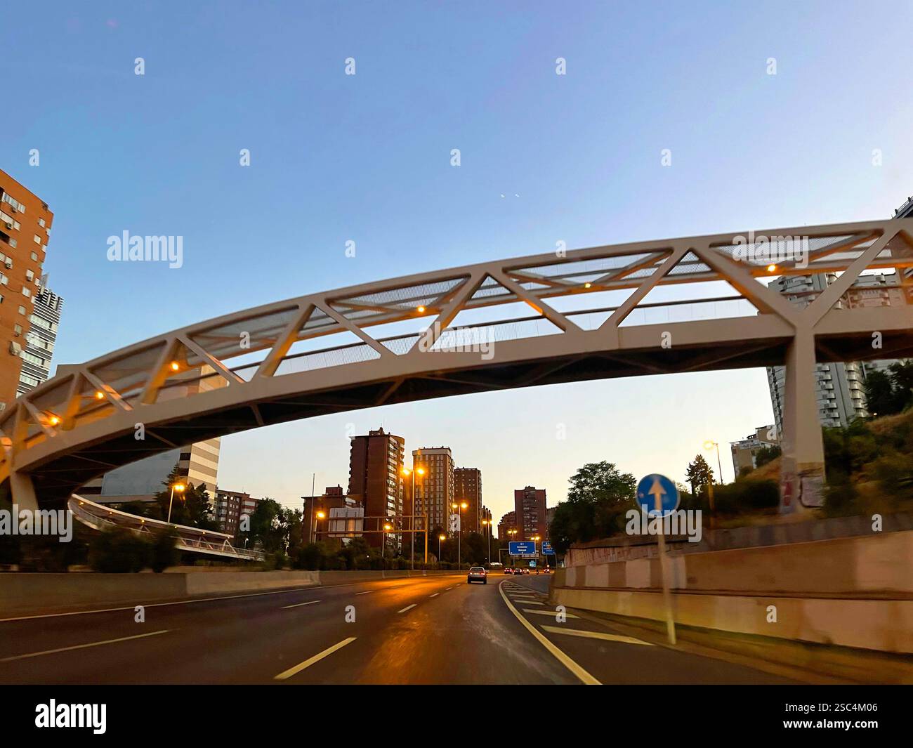 Paloma Brücke über die Autobahn M30. Madrid, Spanien. - Smartphone-aufgenommenes Stockfoto