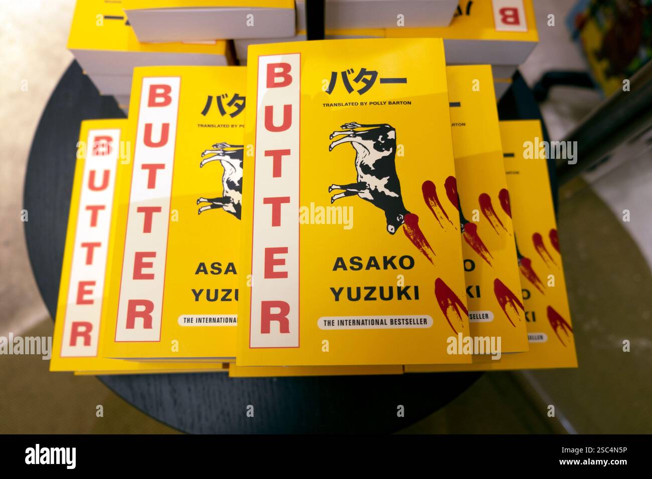 BUTTERBUCH über Fatphobie und Misogenie von japanischer Autorin im Schaukasten Waterstones Buchhandlung London England UK 2025 KATHY DEWITT Stockfoto
