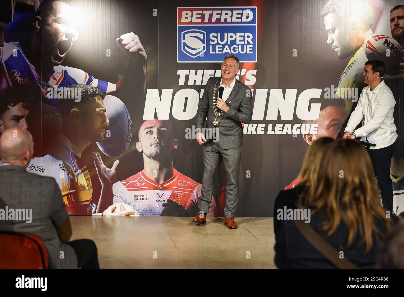 Adam Hills MBE, 33. Präsident der Rugby Football League, spricht während des Saisonstarts der Betfred Super League 2025 im Co-op Live, Manchester, Großbritannien, 5. Februar 2025 (Foto: Mark Cosgrove/News Images) Stockfoto
