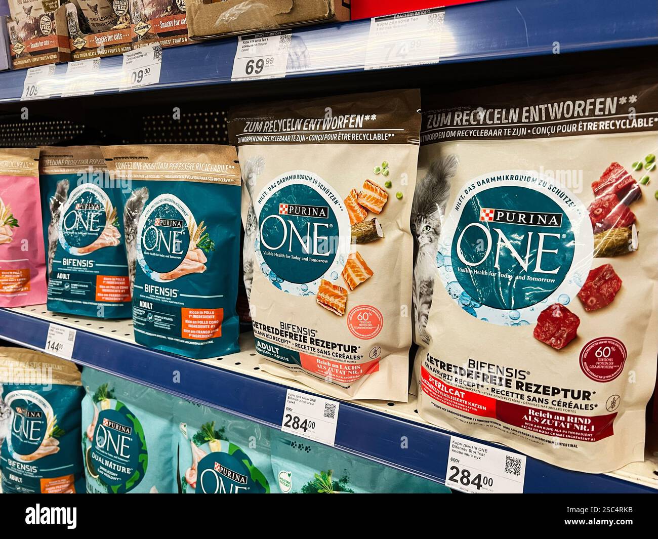 Kiew, Ukraine - 04. Februar 2025: Premium-Katzenfutter von Purina wird ordentlich in einem Ladenregal präsentiert Stockfoto