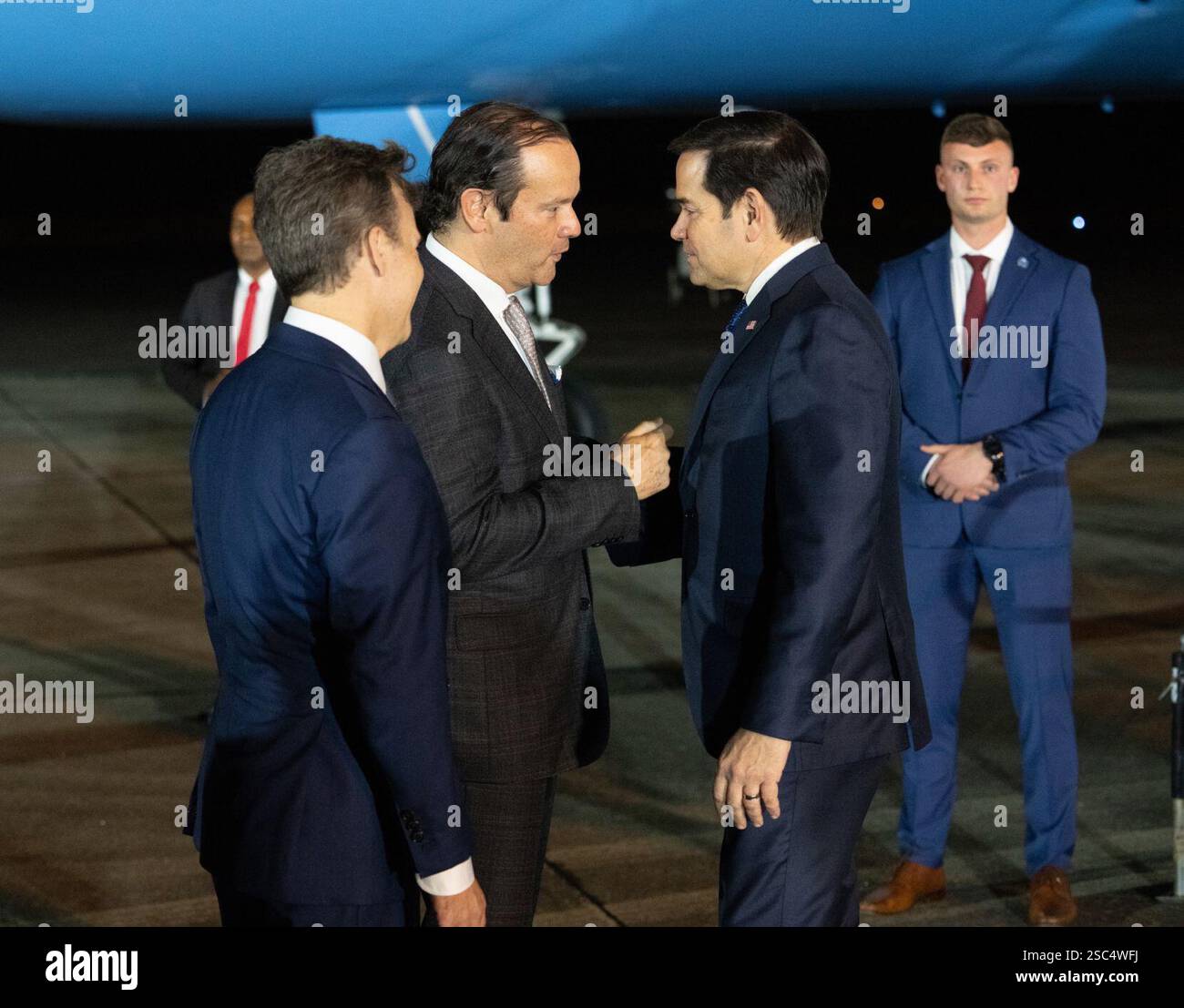 Außenminister Marco Rubio wird vom panamaischen Außenminister Javier Marnez-Acha Vásquez (Mitte) und John Barrett, der US-Botschaft Panama Charge d’Affaires, begrüßt, als er am 1. Februar 2025 in Panama-Stadt, Panama, ankommt. (Offizielles Foto des Außenministeriums von Freddie Everett) Stockfoto