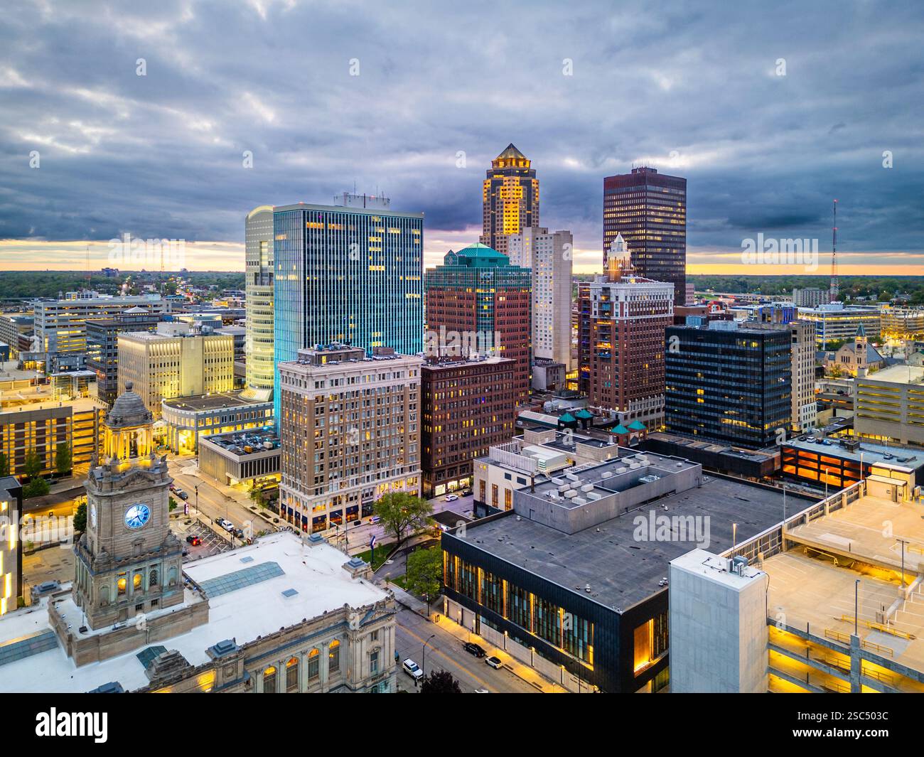 Des Moines, Iowa, USA Downtown City Skyline in der Dämmerung. Stockfoto