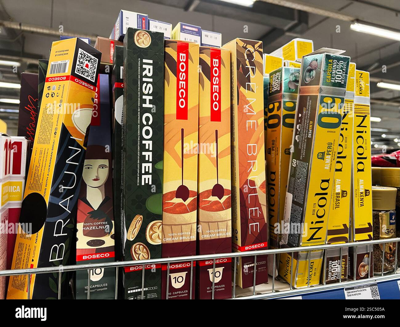 Kiew, Ukraine - 4. Februar 2025: Eine Auswahl von Kaffeekapselpaketen, die in den Regalen des Stores organisiert werden Stockfoto