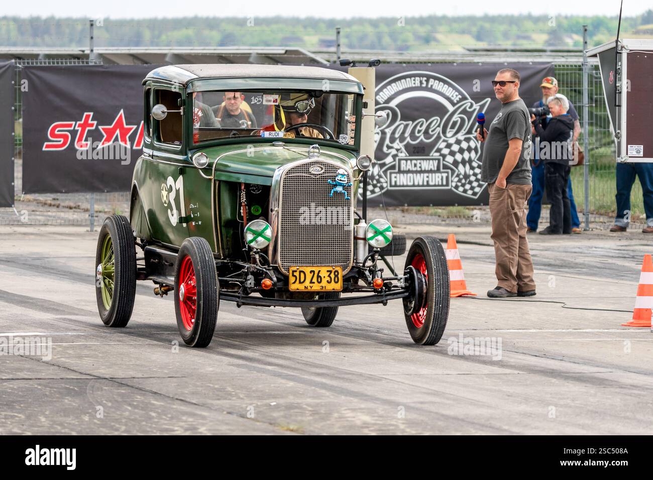 FINOWFURT, DEUTSCHLAND - 11. MAI 2024: Der Retro-Wagen Ford Model A auf der Boxengasse. Saisoneröffnung des Race 61 Festivals. Stockfoto