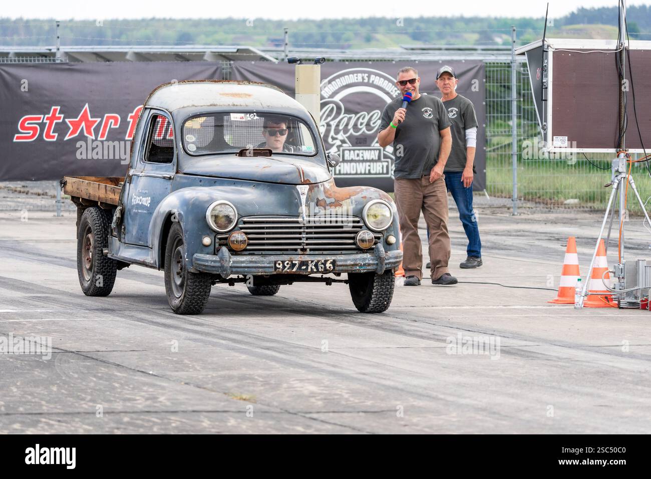 FINOWFURT, DEUTSCHLAND - 11. MAI 2024: Der Pickup Truck Peugeot 203 auf der Boxengasse. Saisoneröffnung des Race 61 Festivals. Stockfoto