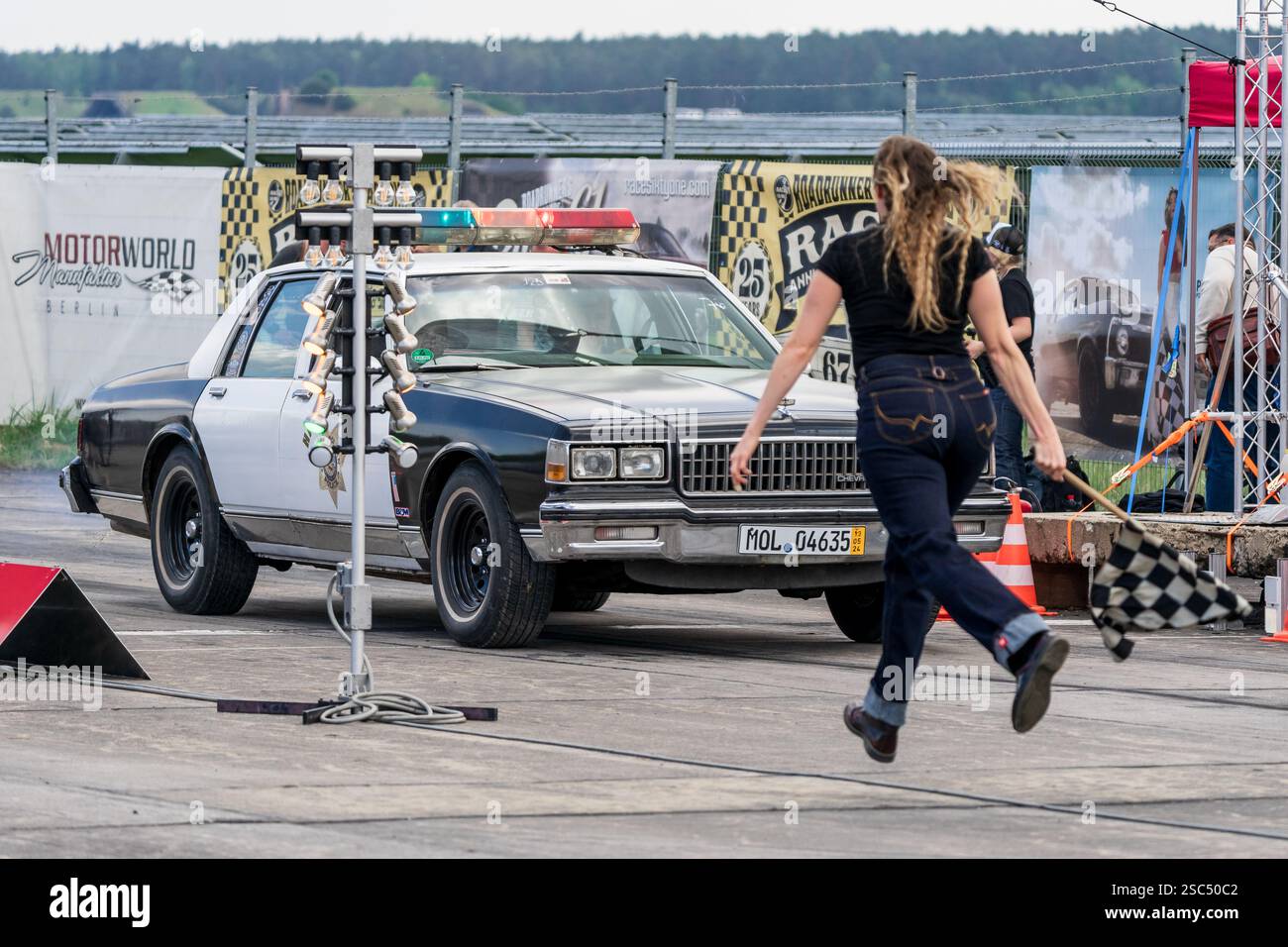 Der Großwagen (Polizeiversion) Chevrolet Caprice Classic Limousine auf der Boxengasse. Saisoneröffnung des Race 61 Festivals. Stockfoto