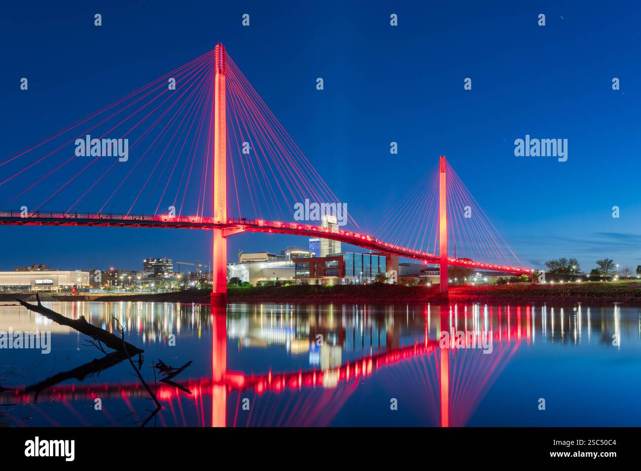 Skyline von Omaha, Nebraska, USA am Missouri River in der Abenddämmerung. Stockfoto