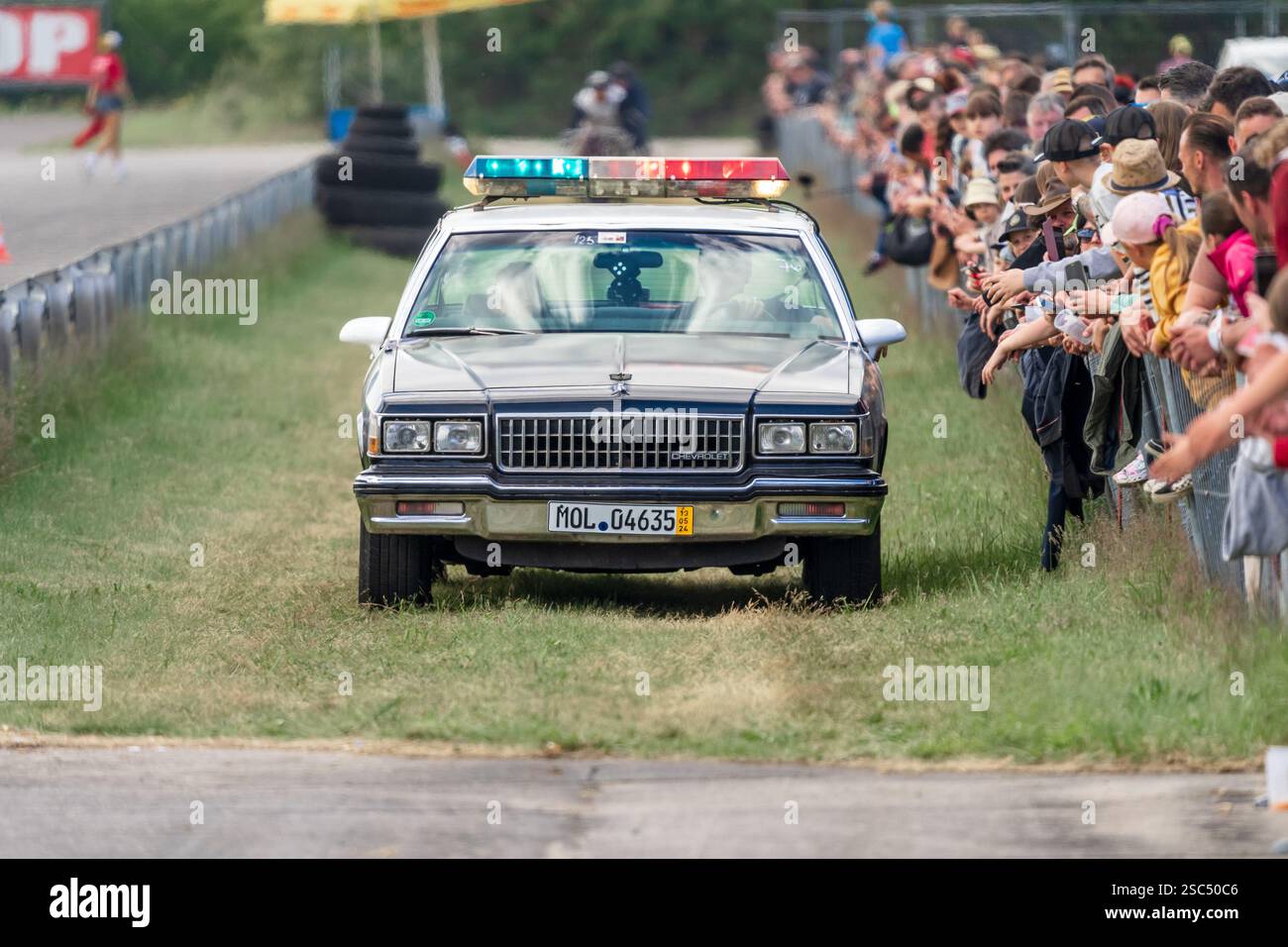 Der Großwagen (Polizeiversion) Chevrolet Caprice Classic Limousine. Endantrieb vor dem Publikum. Saisoneröffnung des Race 61 Festivals. Stockfoto