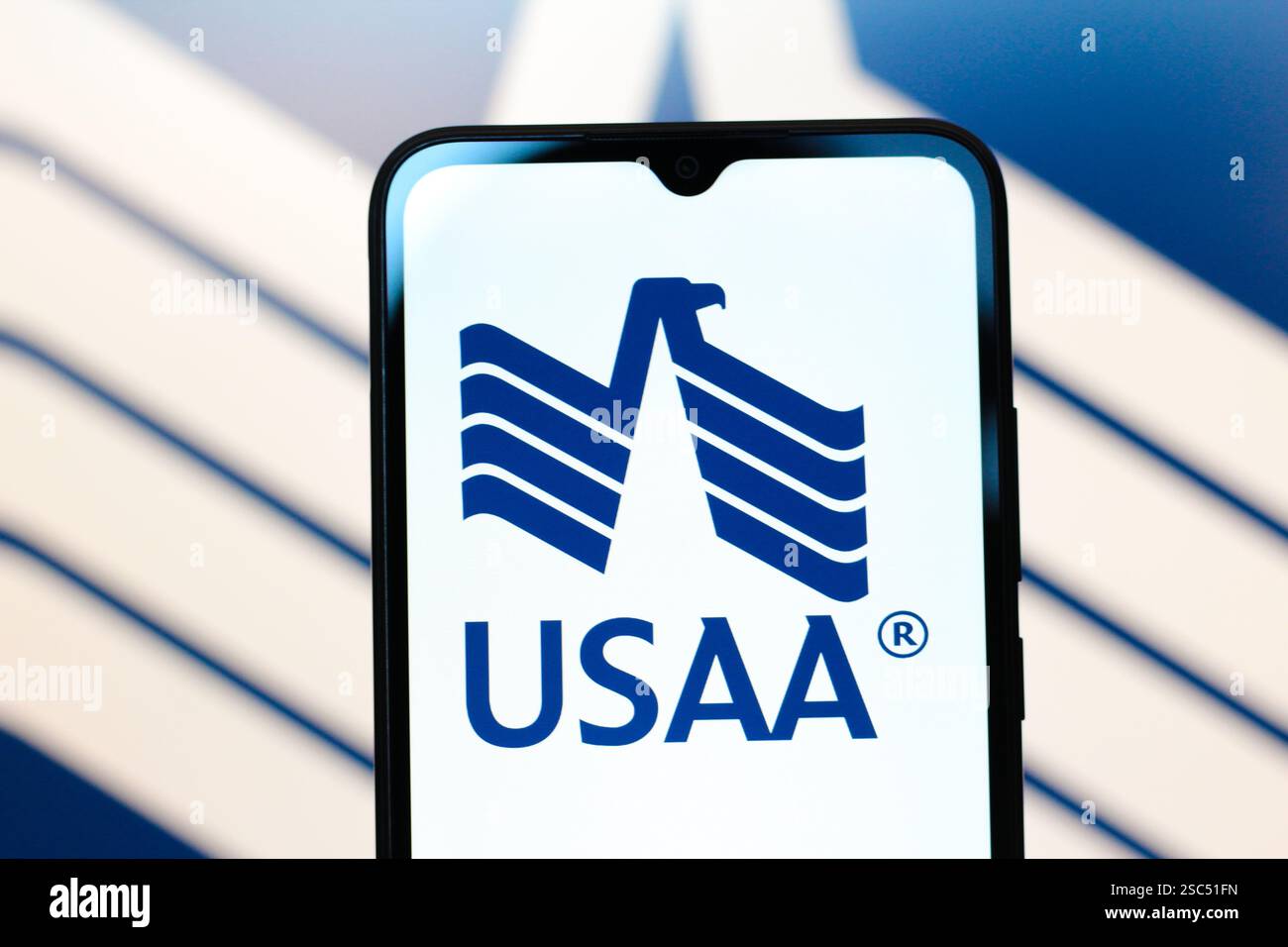 In dieser Abbildung wird das Logo der United Services Automobile Association (USAA) auf einem Smartphone-Bildschirm angezeigt. Stockfoto