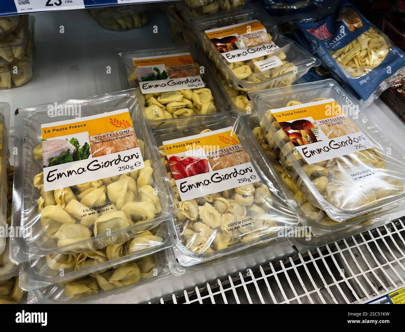 Kiew, Ukraine - 04. Februar 2025: Verschiedene Arten von verpackten frischen gefüllten Nudeln werden in einem Kühlmarkt ausgestellt Stockfoto