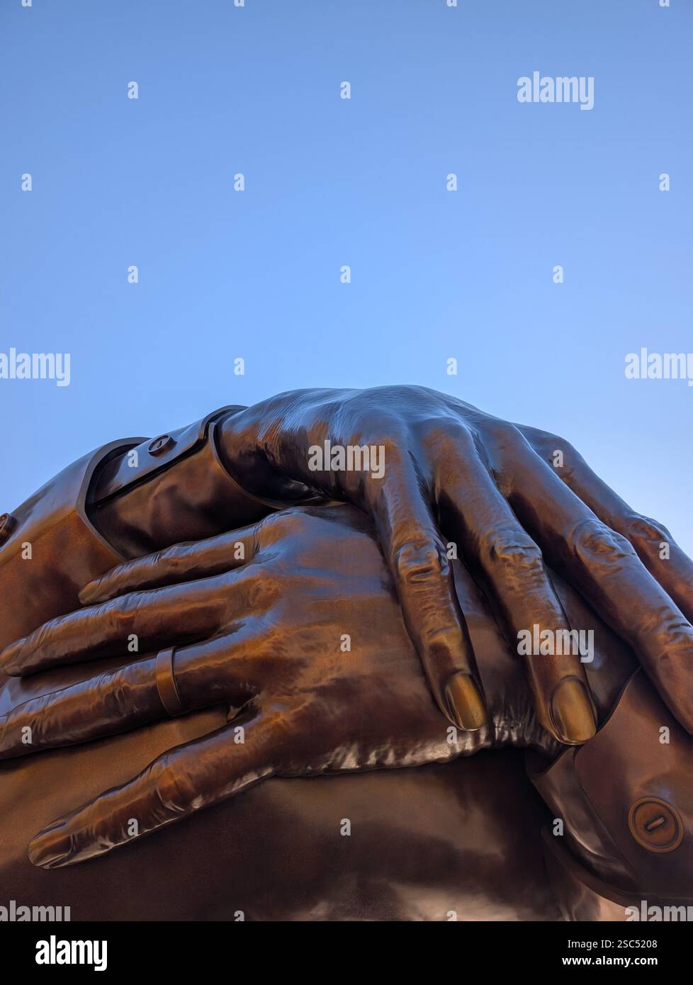 Eine Nahaufnahme von „The Embrace“, einer Bronzeskulptur von Hank Willis Thomas am Boston Common in Boston, Massachusetts. Stockfoto