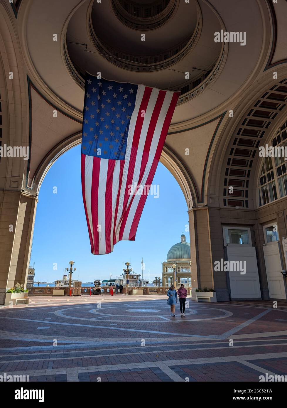 Große US-Flagge hängt im Bogen, Boston Harbor Hotel, Rowes Wharf, Boston, Massachusetts, USA - Smartphone-aufgenommenes Stockfoto
